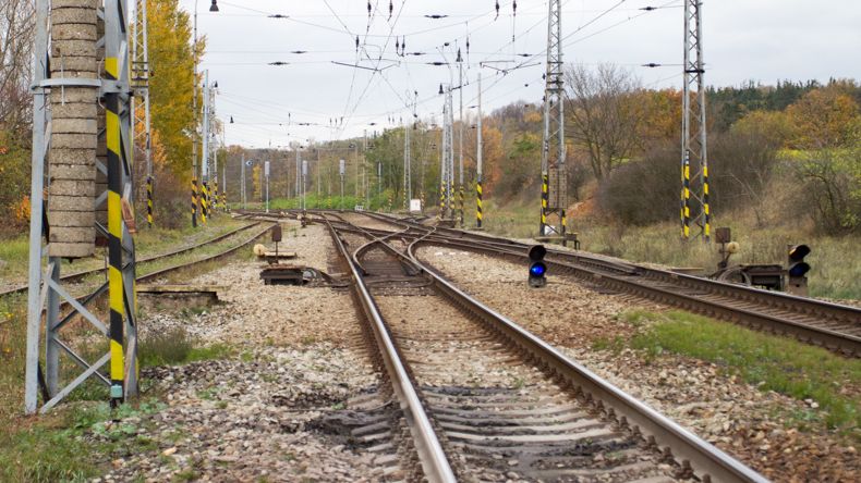 V Uhříněvsi vlak srazil a usmrtil muže, provoz na trati dvě hodiny stál